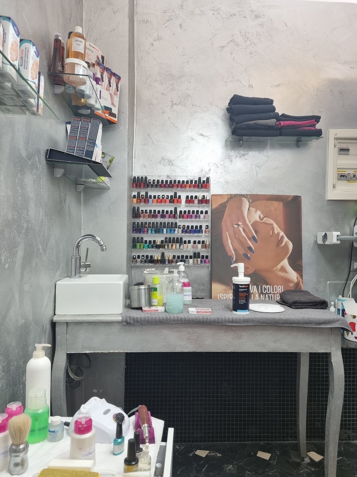 Sala interna Girlfriends — stucco veneziano e bancone in cemento